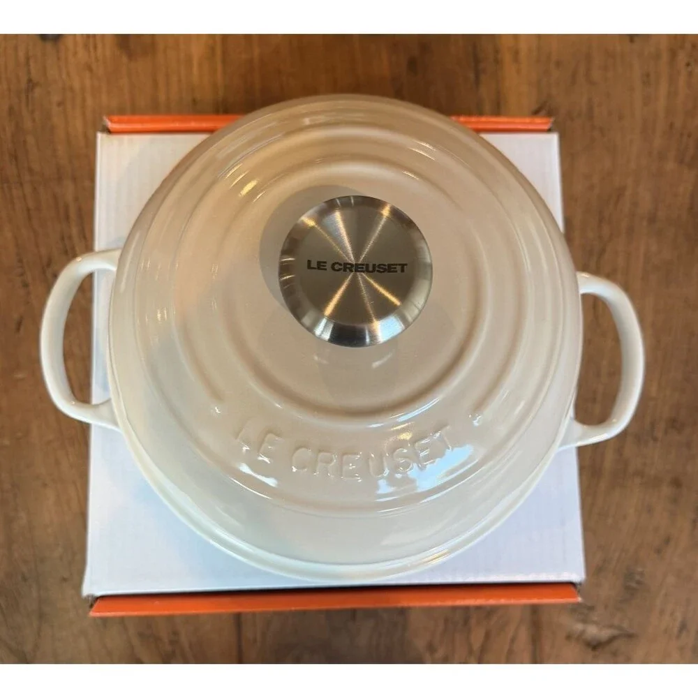 Le Creuset Signature Enameled Cast Iron 1.75 qt 9.5 in Bread Oven Meringue NEW